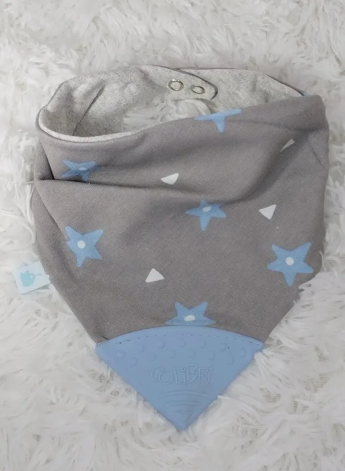 Babador Bandana Com Mordedor Estrelinhas Cinza E Azul Cor Azul-claro Estrelas Tamanho UN