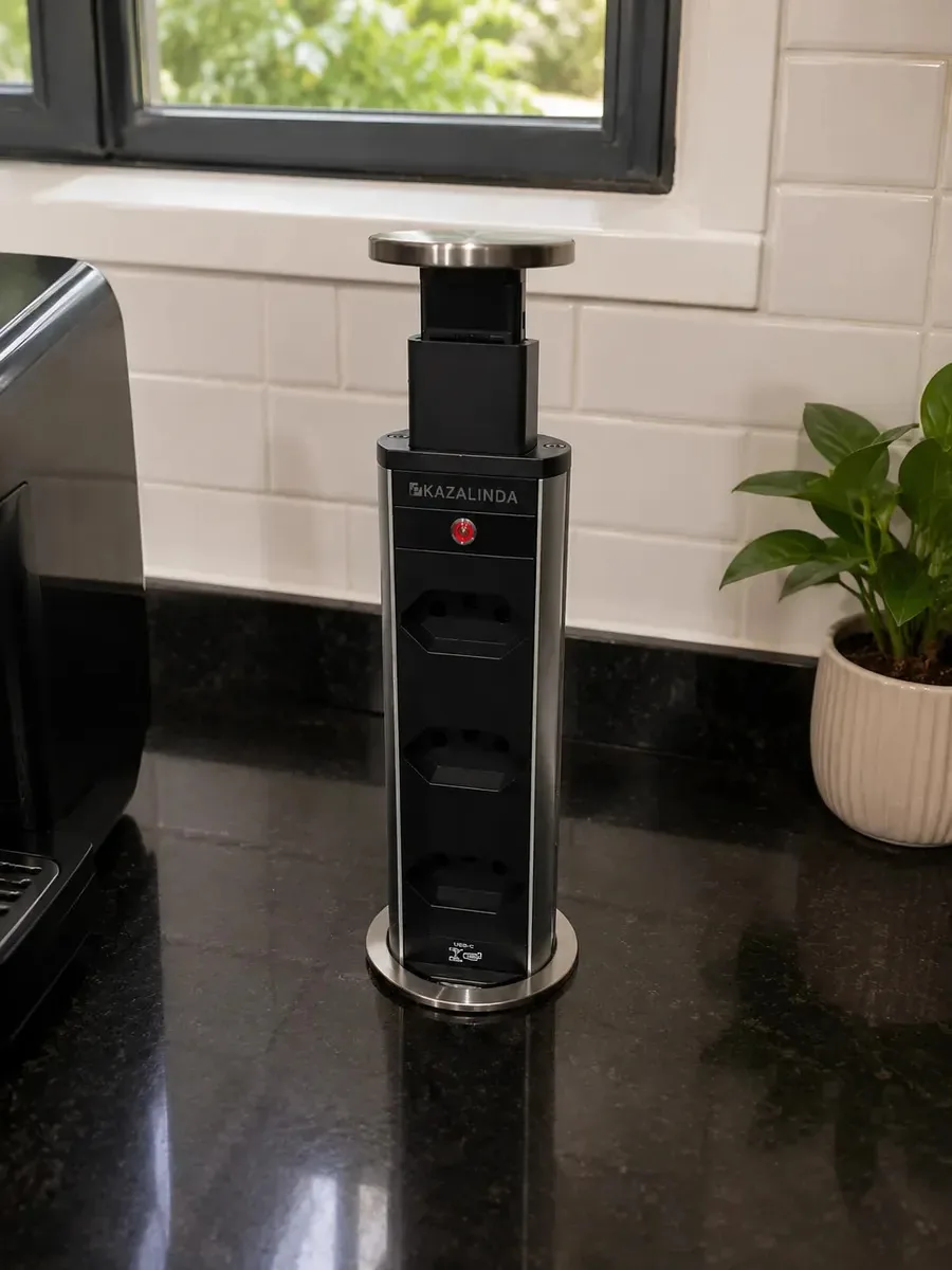 Torre de Tomadas Retrátil Kazalinda Multiplug com 3 Tomadas e 20A, em Inox Escovado
