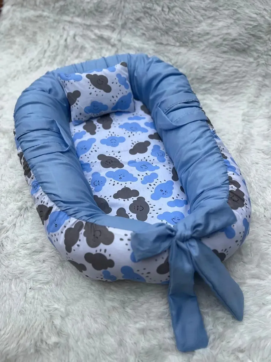 Capa De Ninho Redutor De Berço Estampado Com Almofadinha Cor Nuvem azul