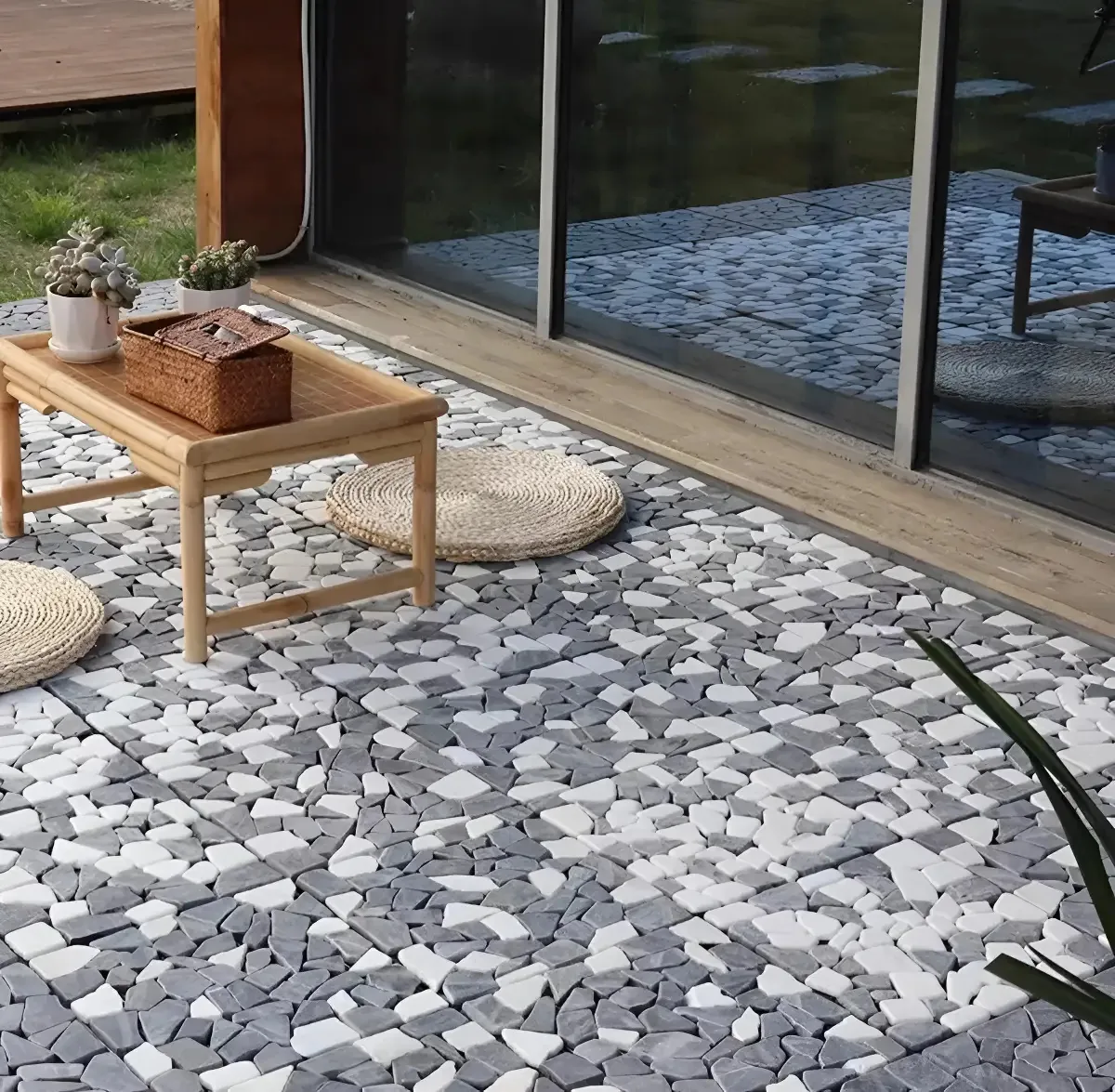 Deck Modular P/ Piso Pietruzza - 30x30 - Modelo Pedra - Kit c/ 11 Peças - Cor Mármore Branco E Cinza