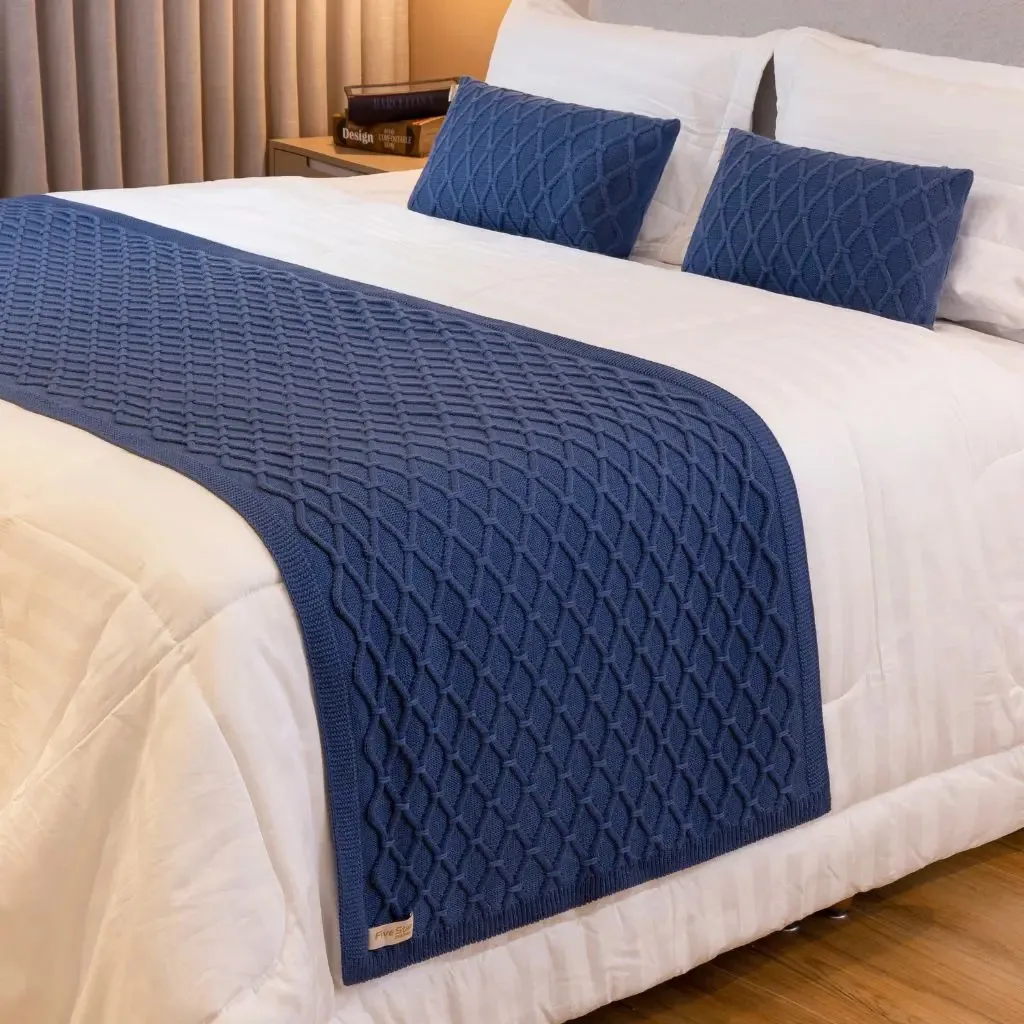 Kit Peseira Manta Sofa Cama Queen 230x70cm + 2 Capas Roma Cor Índigo Desenho Tranças