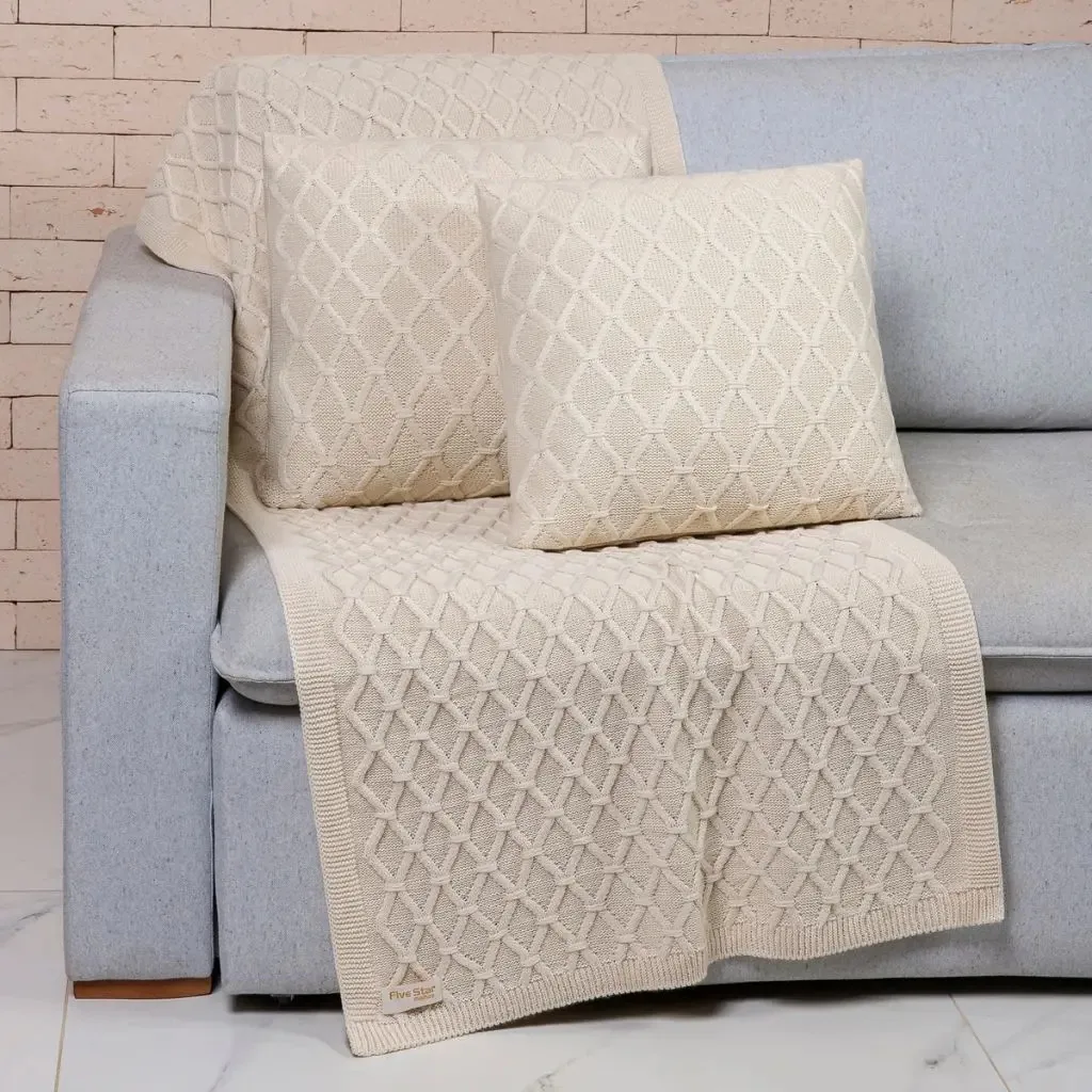 Kit Manta Sofa Decorativa Tricô + 2 Capas De Almofada Roma Cor Bege Desenho Tranças