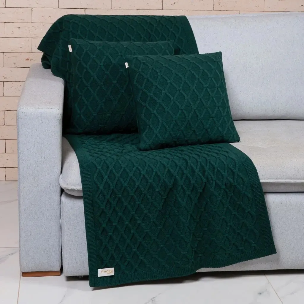 Kit Manta Sofa Decorativa Tricô + 2 Capas De Almofada Roma Cor Musgo Desenho Tranças