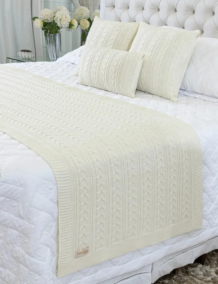 Kit Peseira Manta Sofa Cama Queen 230x70 +2 Capas Berlim Cor Off white