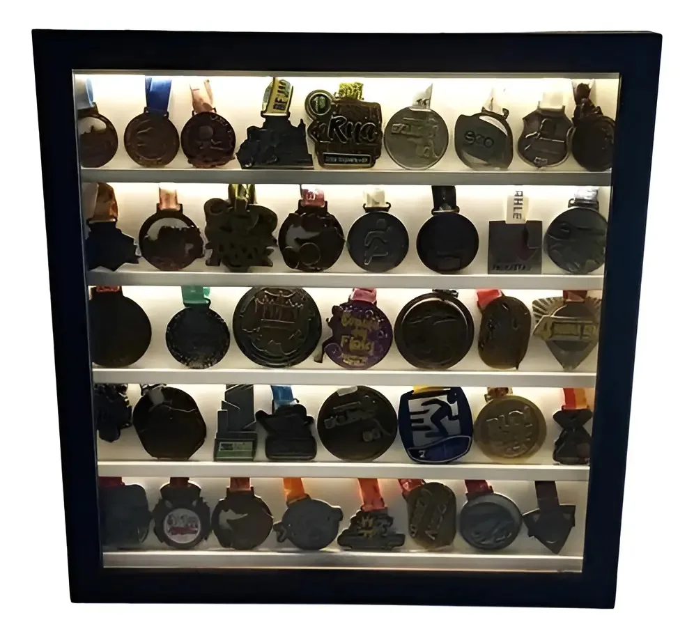 Porta Medalhas Organize em MDF com LED BlackBox 65x67cm para até 100 Medalhas