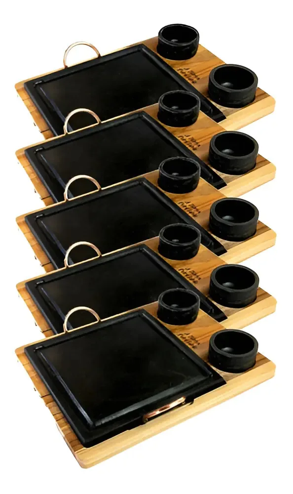 Kit com 5 Grelhas Antiaderentes de Pedra-Sabão para Carnes e Petiscos com 10 Molheiras e Suporte