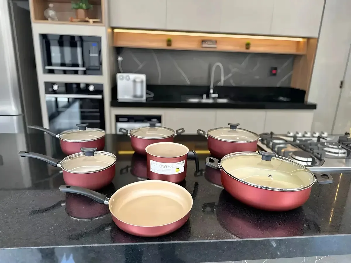 Jogo Panelas Grandes Robustas Com Wok 30 Antiaderente Teflon Cor Cereja Com Bege
