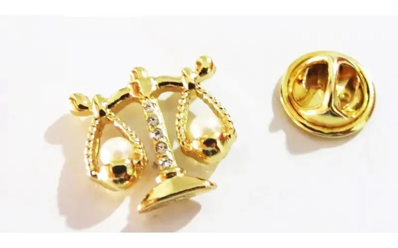 Broche Direito Pérola Milena Folheados Ouro 18k 2cm
