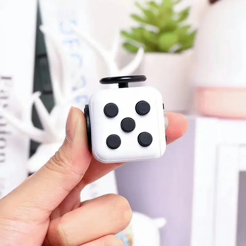 Fidget Cube - Brinquedo anti-stress preto e branco