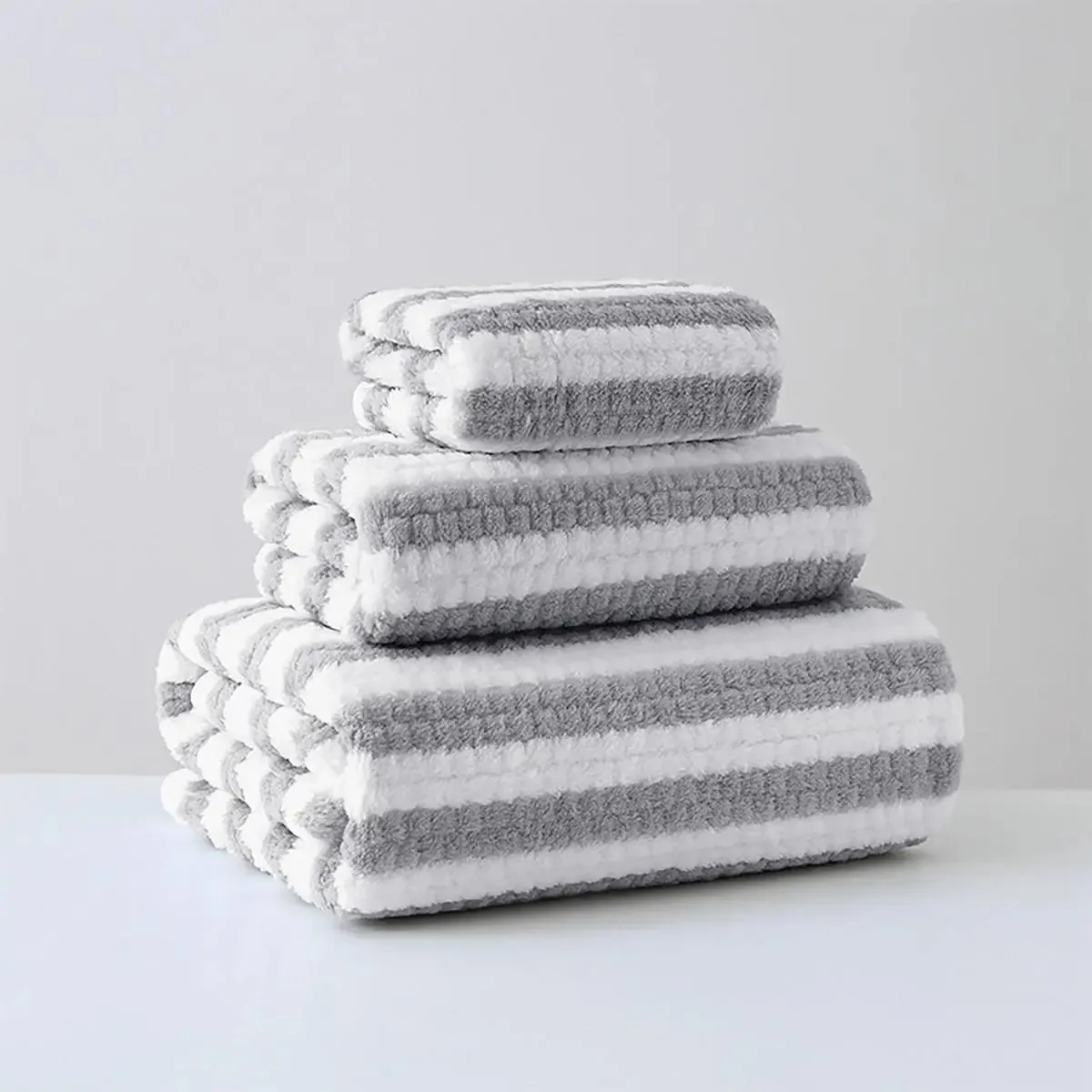 Conjunto de três toalhas de banho de microfibra cinza