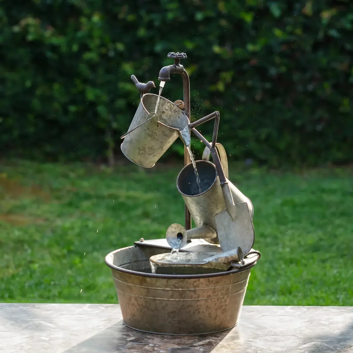 Ferramentas de jardim ao ar livre com fonte de água