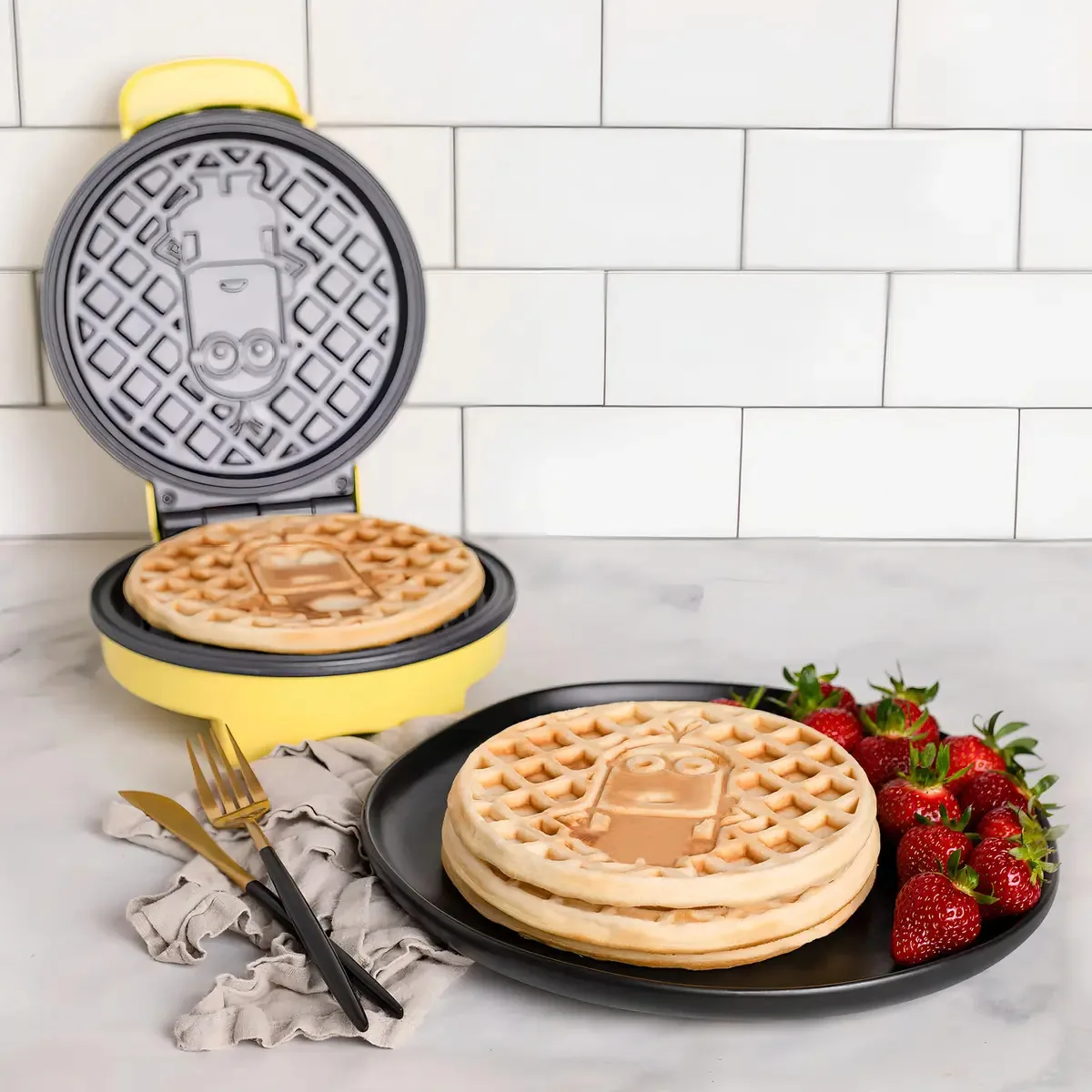 Máquina de waffles Uncanny Brands.