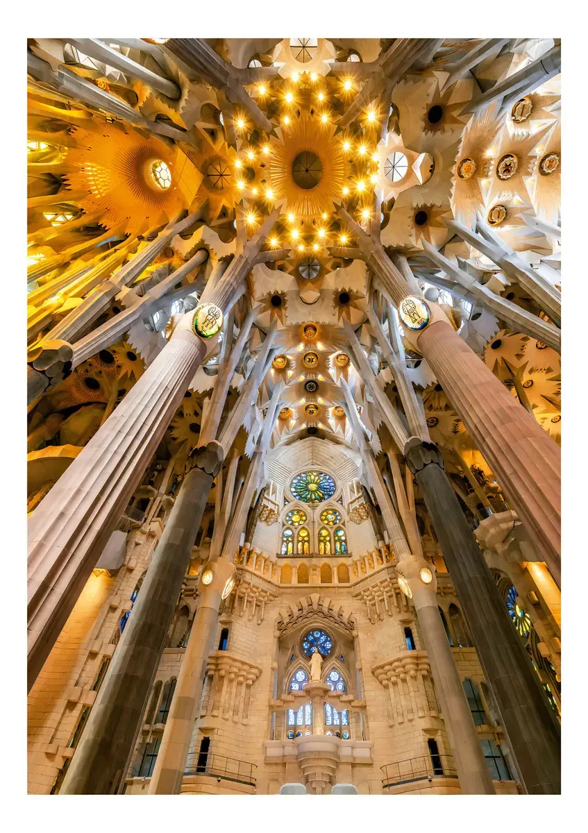 Interior da Sagrada Família Gaudi em Barcelona 1000 unidades Educa