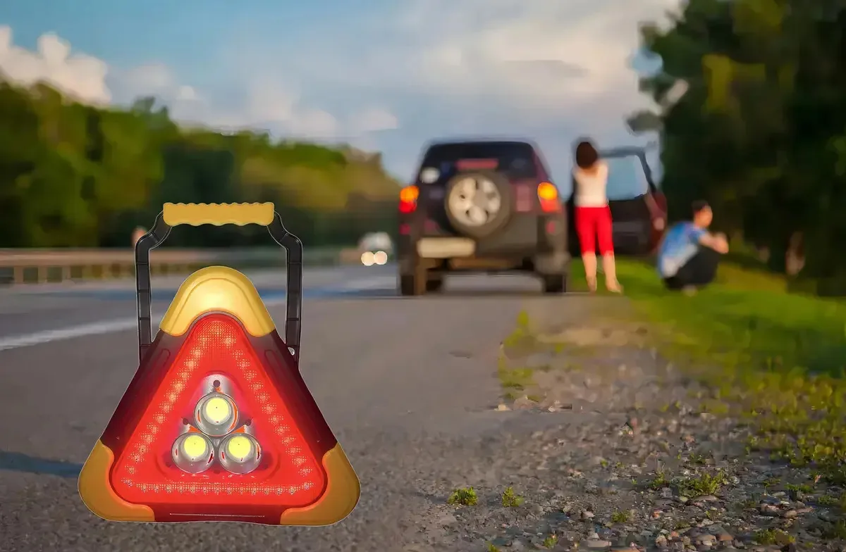 Luzes LED triangulares e triangulares Figo — triângulos rodoviários multifuncionais com luzes movidas a energia solar, triângulo de segurança portátil com 4 modos, luz de advertência para caminhões