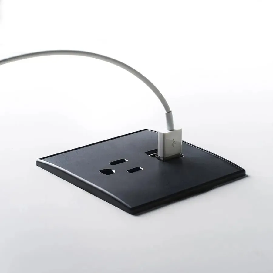 Brandstand | Cubiepodx | 2 Portas USB-A | 1 Tomada Resistente A Manipulações | Cabo De 10 Pés