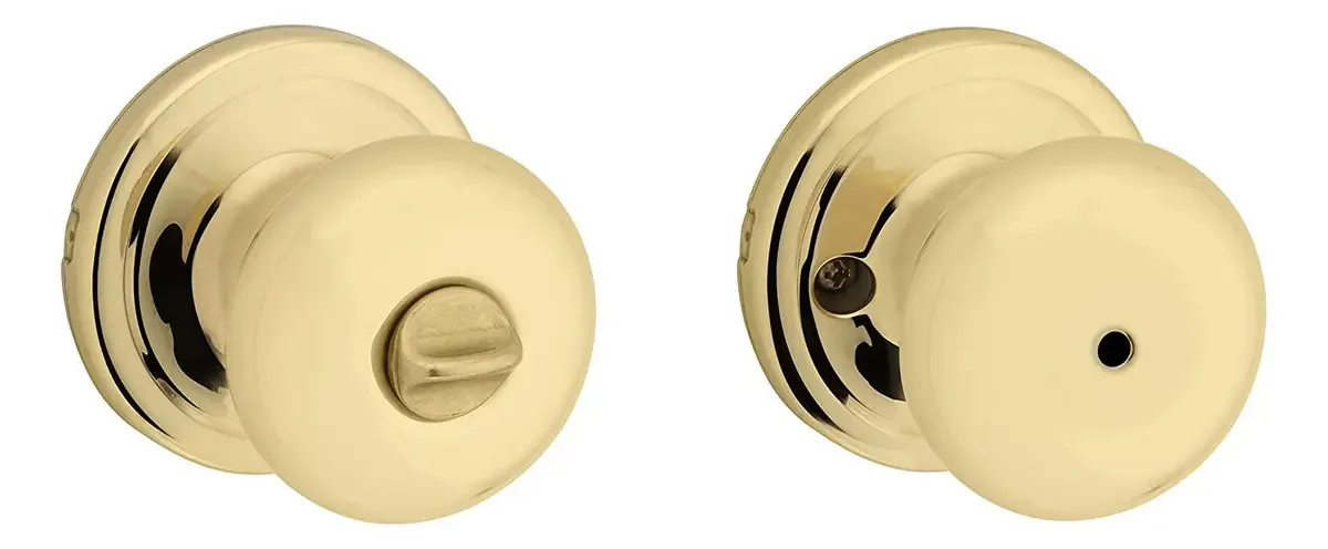 Botão de privacidade em latão polido Kwikset 97300-827 Juno