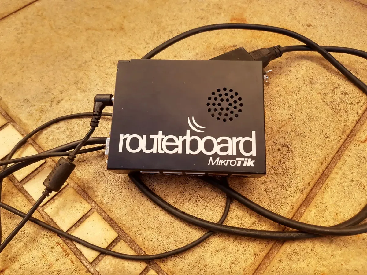 Roteador MikroTik RB450G Com Conexão PoE