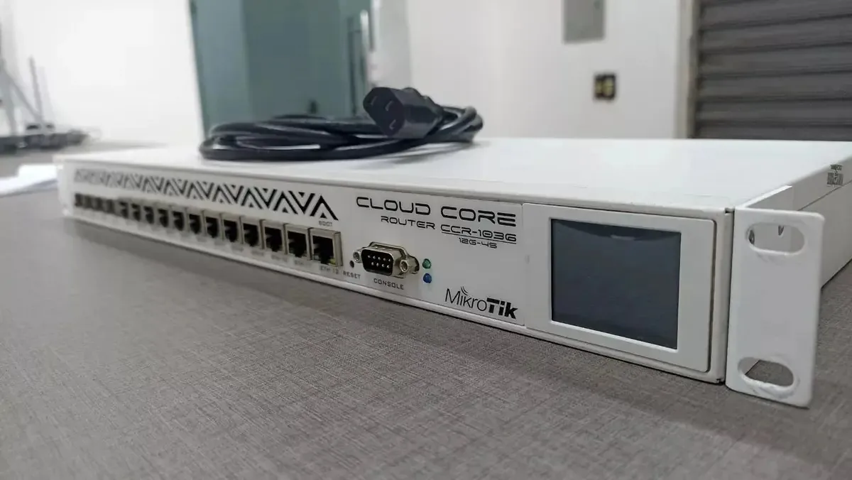 Roteador Mikrotik Cloud Core Ccr1036-12g-4s-branco
