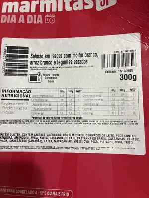 Salmão em lascas com molho branco, arroz branco e legumes assados