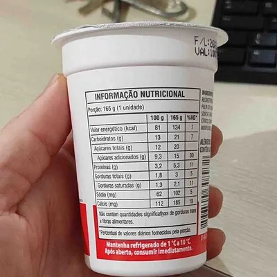 Iogurte de morango parcialmente desnatado