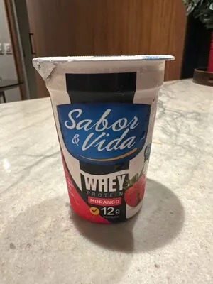 Iogurte integral com preparado de morango