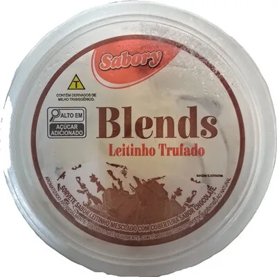 Sorvete sabor leitinho mesclado com cobertura sabor chocolate
