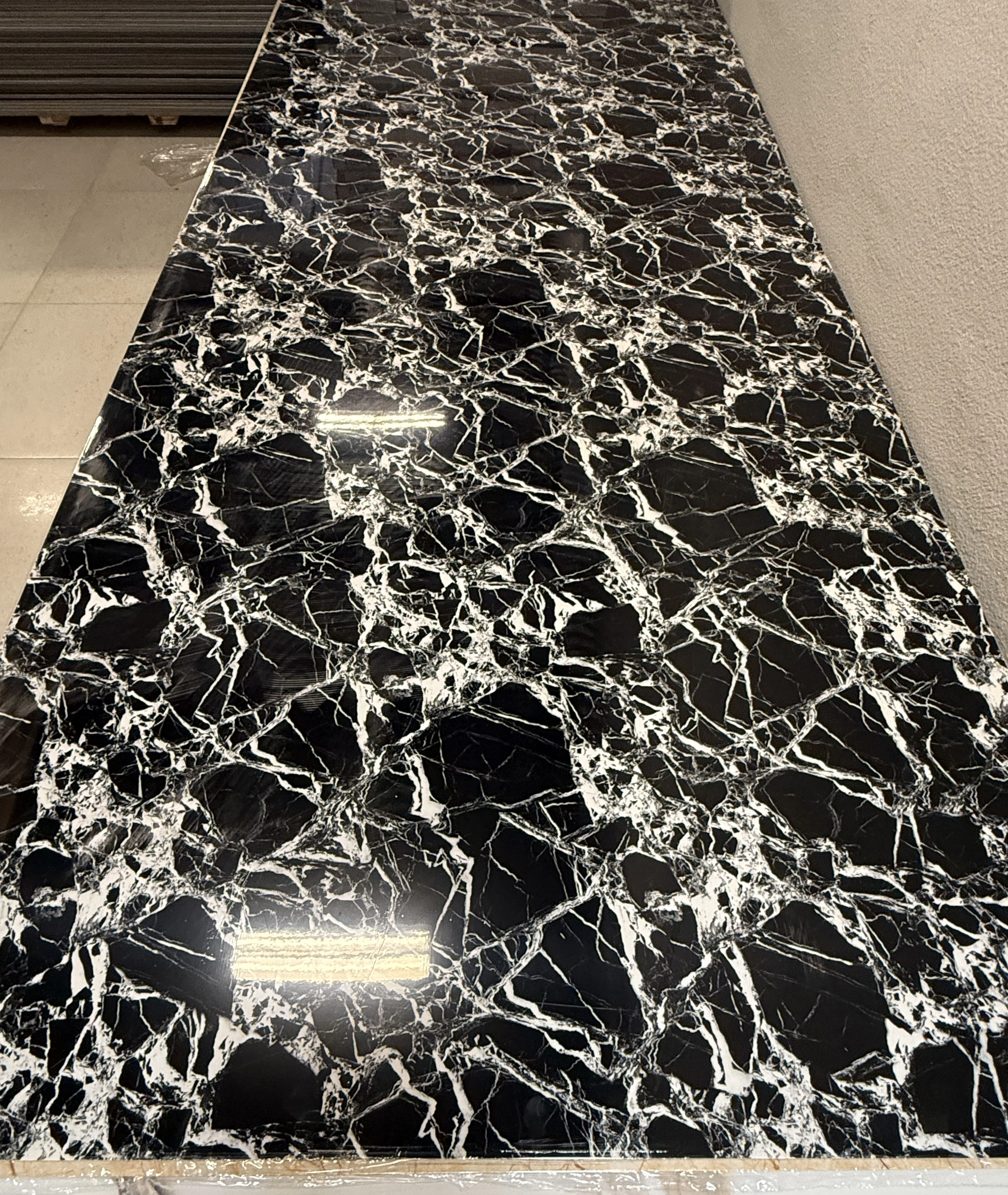 Painel De Pvc Marmorizado C/ 1220x2800x3mm Cor Preto Rajado
