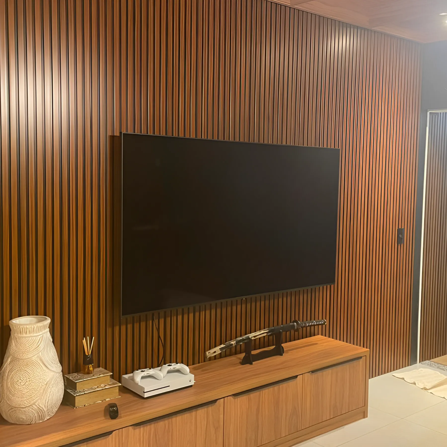 Painel Ripado Interno de PVC 8mm Mogno 20x280cm Elegance Macheto
