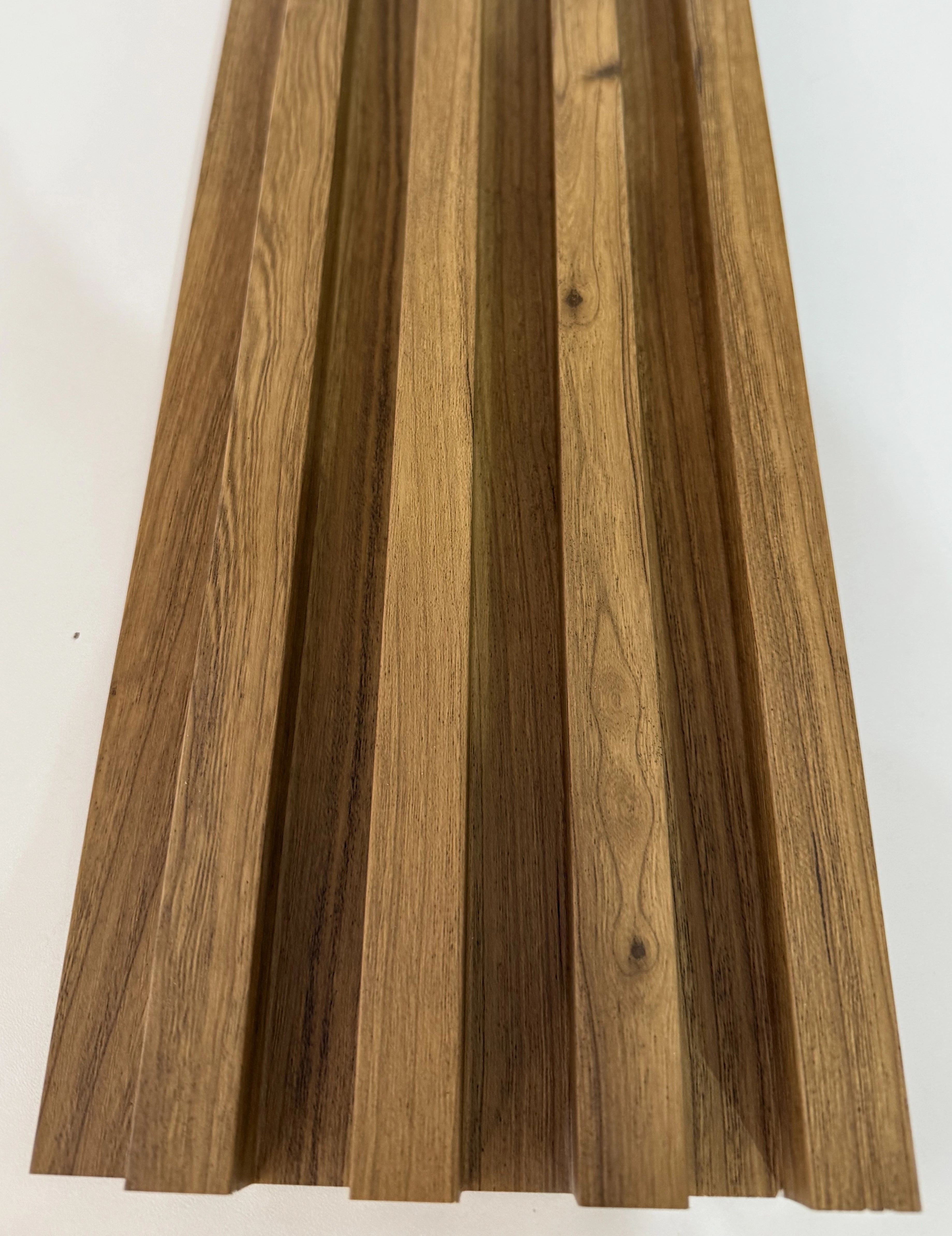 Painel Ripado Interno De Composto Plastico E Madeira Wpc 046 Cor Freijo