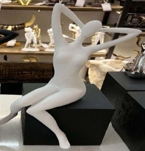 Escultura Mulher Sentada Resina Branca 40cm Nd235 Banana Toys