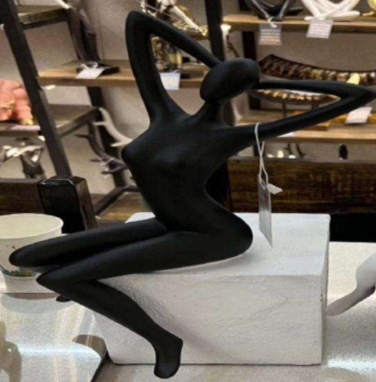 Escultura Mulher Sentada Resina Preta 40cm Nd236 Banana Toys