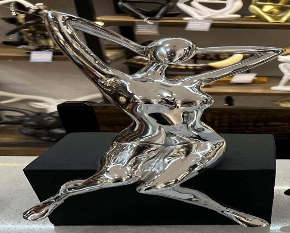 Escultura Mulher Sentada Resina Prata 40cm Nd237 Banana Toys