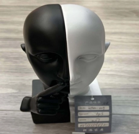 Escultura Rosto Preto Branco Silencio 21cm Nd248 Banana Toys