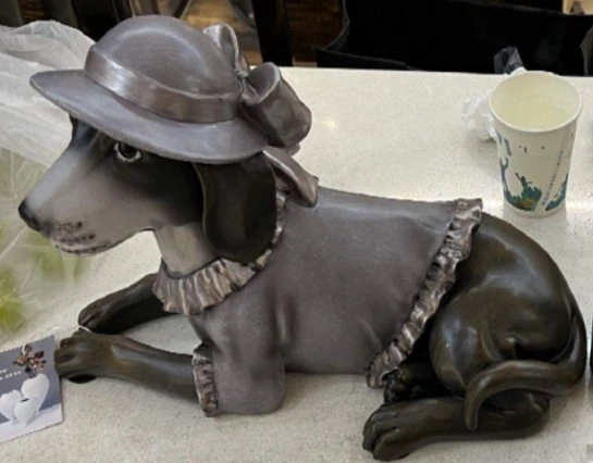Escultura Cachorro Femea Deitado Resina 34x24cm Nd226 Banana Toys