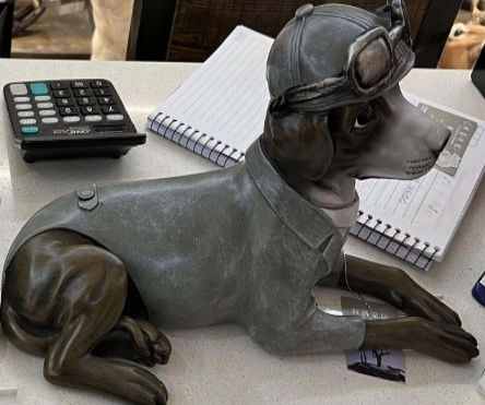 Escultura Cachorro Macho Deitado Resina 37x25cm Nd227 Banana Toys