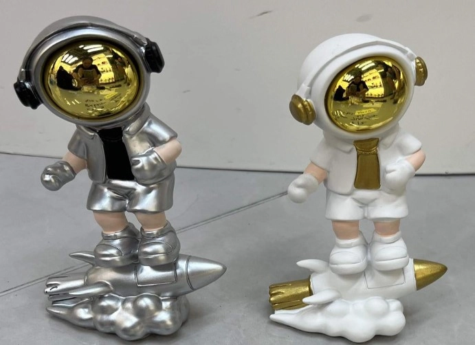 Escultura Astronauta Foguete Resina 15cm Nd024 Banana Toys