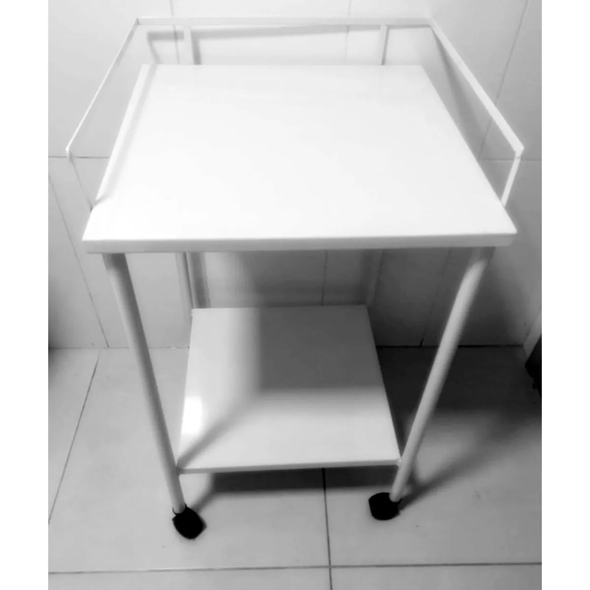 Mesa Auxiliar Com Varanda - 50 X 50 Cm - Com Rodas