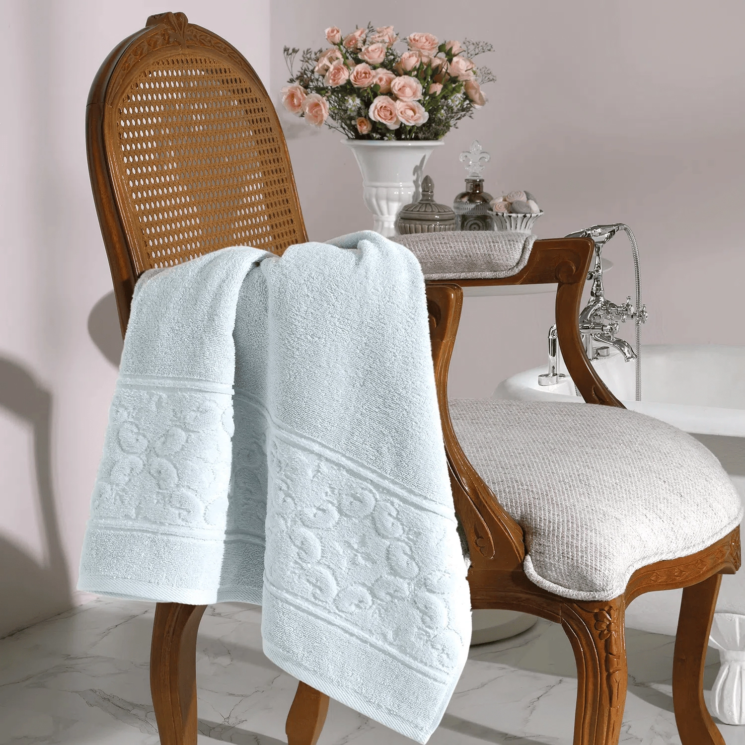 Toalha Banho Felpudo Jacquard Confort Com Barra Velour Liso 70cm X 1,40m