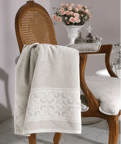 Toalha Banho Felpudo Jacquard Confort Com Barra Velour Liso 70cm X 1,40m