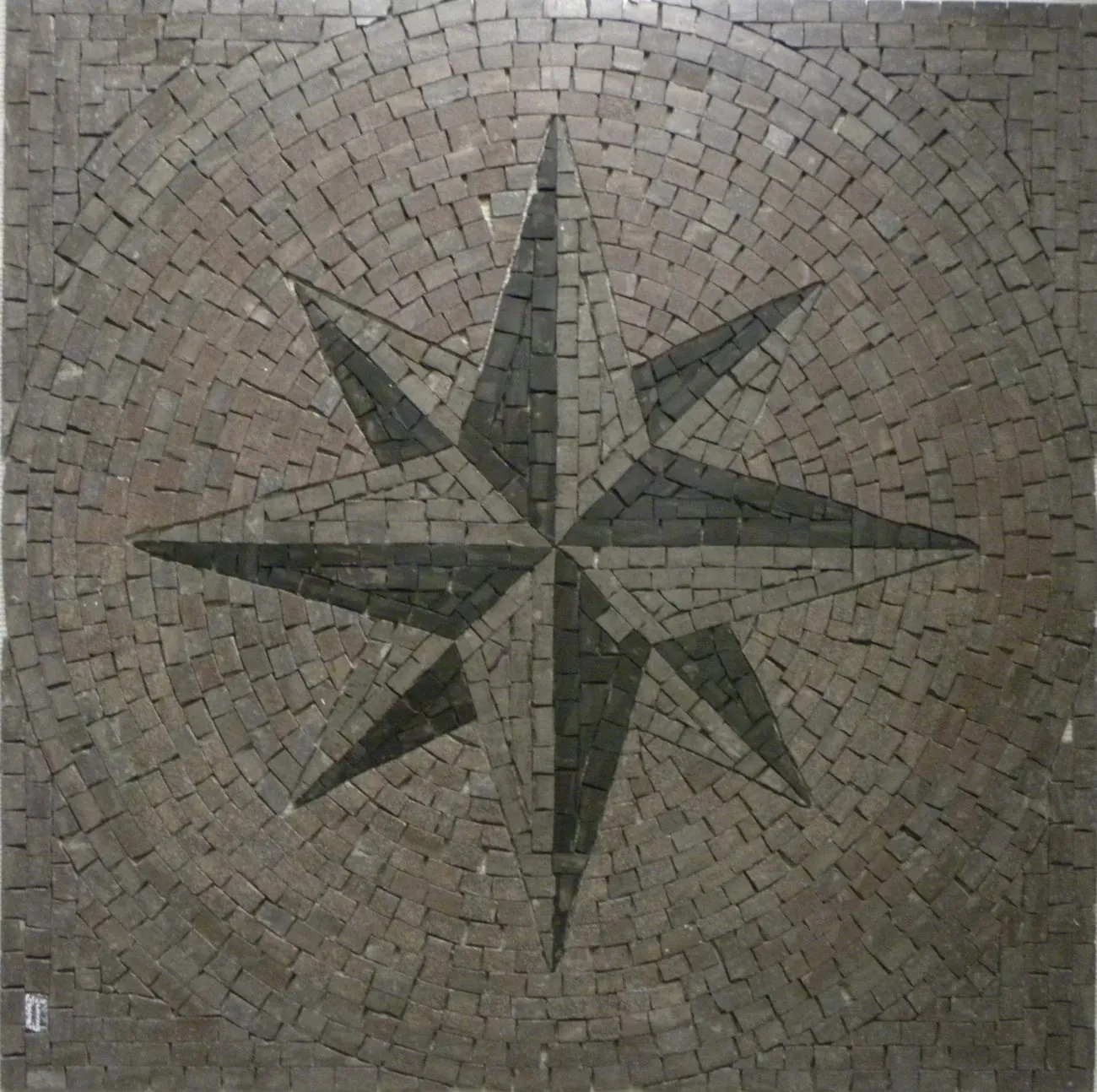 Rosa Dos Ventos Em Mosaico De Tons De Basalto - 120cm
