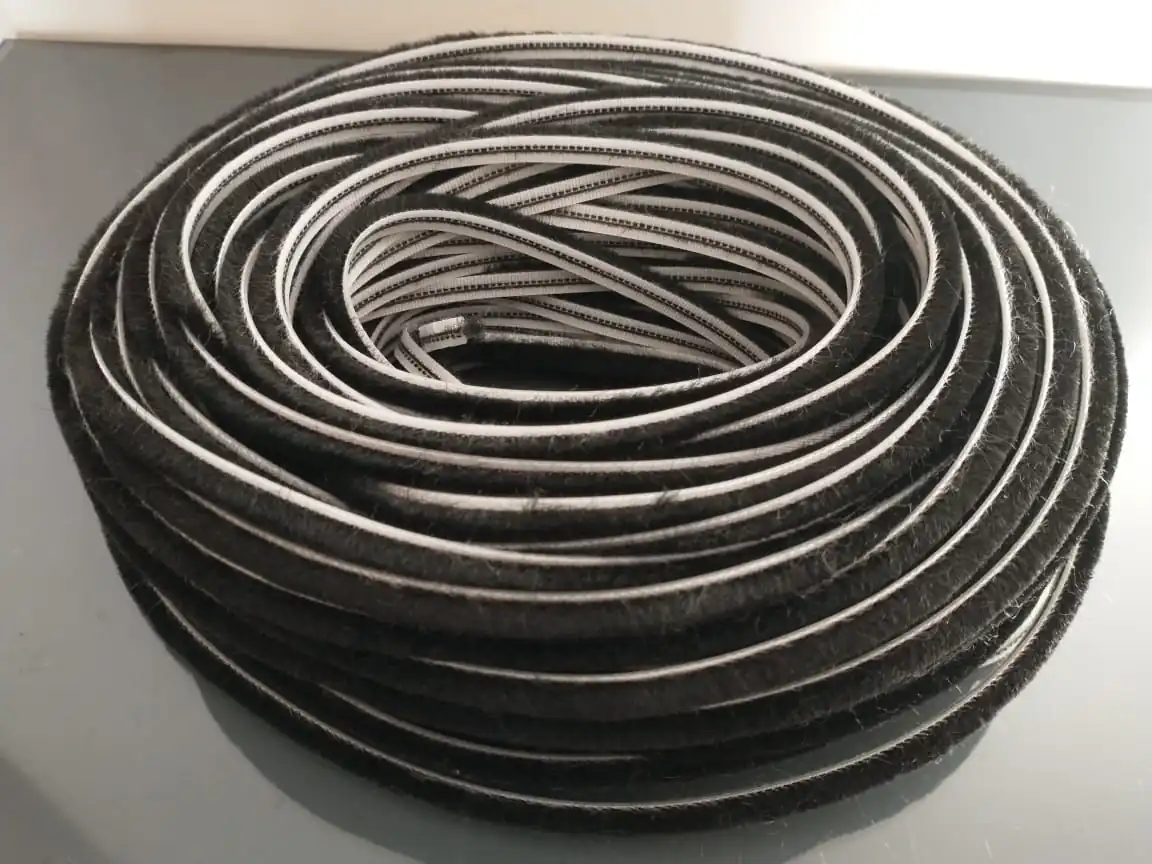 Veda Fresta Fita Escovinha Normal De Vedação Porta Janela Preta 5x7mm 10mts
