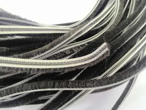 Veda Fresta Fita Escovinha Normal De Vedação Porta Janela Preta 5x7mm 50mts