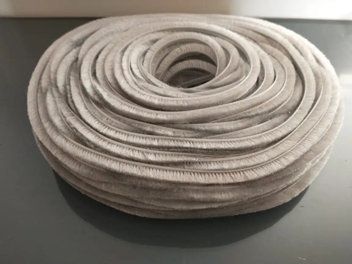 Veda Fresta Fita Escovinha Normal De Vedação Porta Janela Cinza 7x5mm 50mts