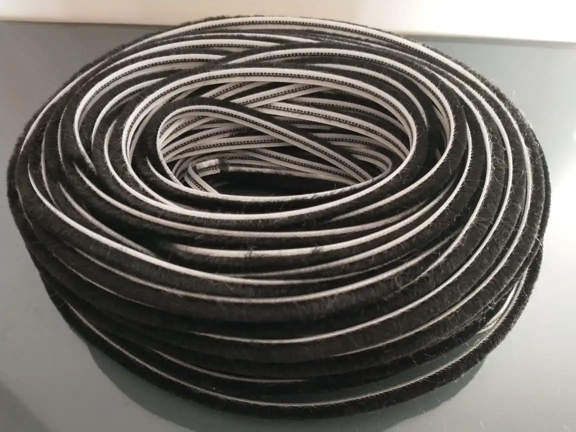Veda Fresta Fita Escovinha Normal De Vedação Porta Janela Preta 7x5mm 5mts