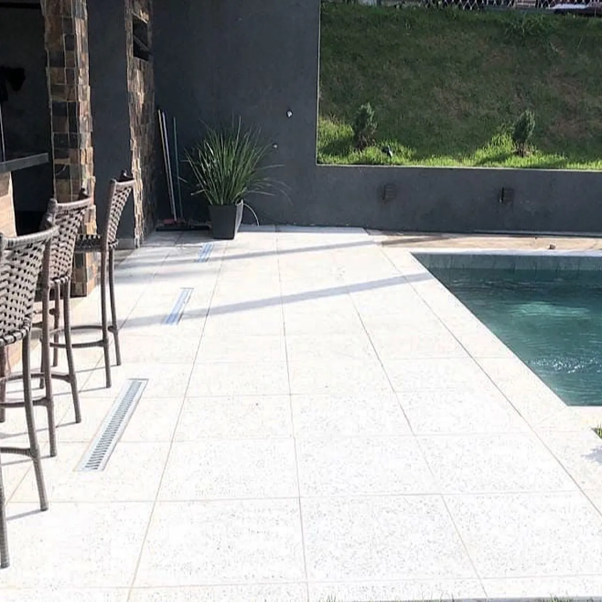 Piso Atérmico Para Piscina ou Sauna 50x50x1,5cm Bahamas Branco - Areia de Quartzo Ind. Cimentícia