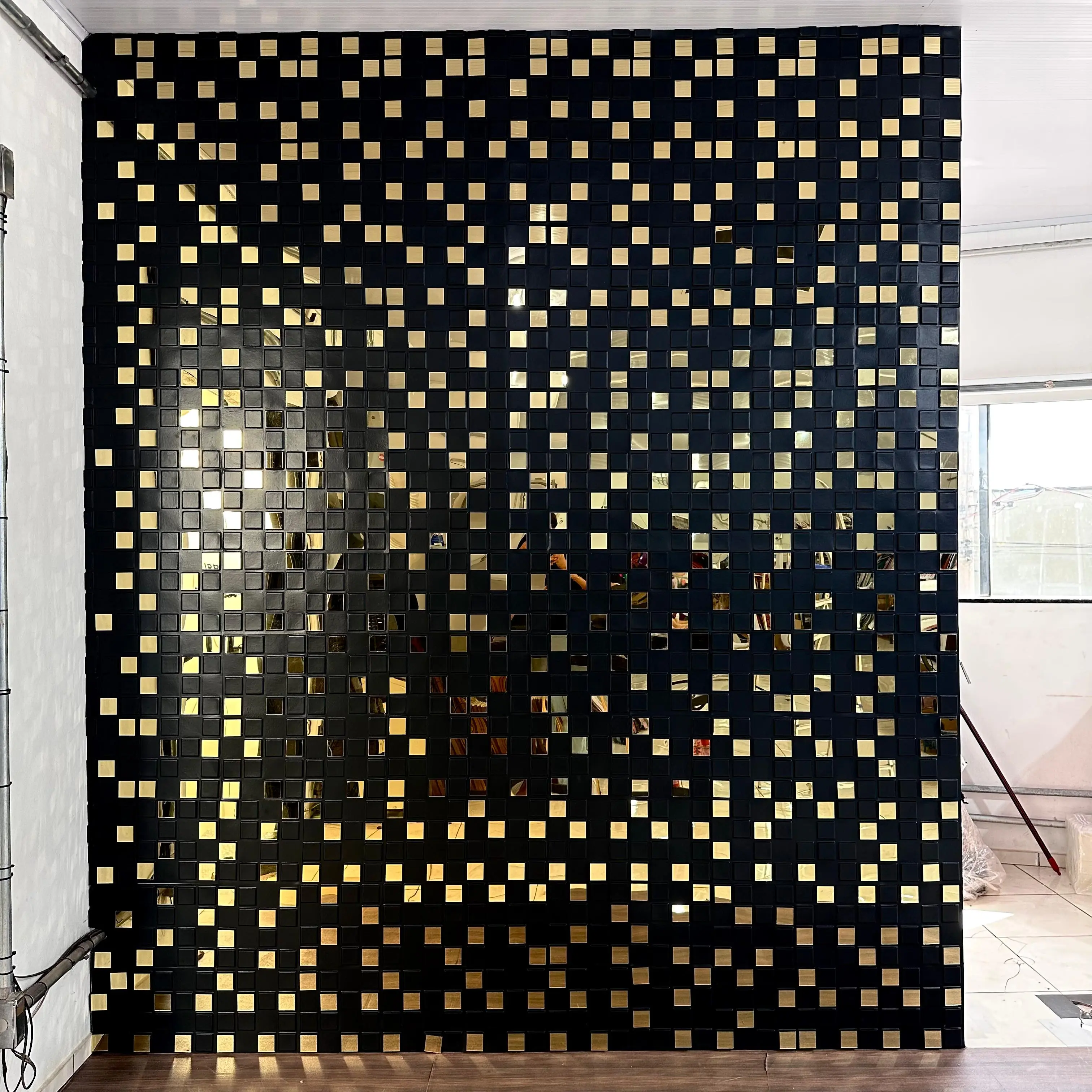 Kit 100 Placas Revestimento De Parede Pvc 3d Decorativa Espelhado Dourado Pixels Preto 25 Cm