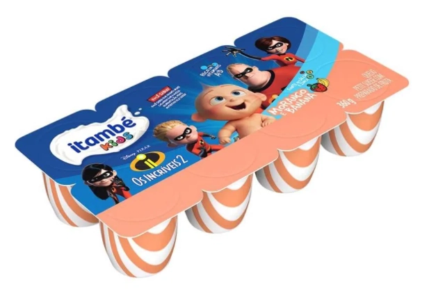Queijo Petit Suisse Morango Banana League Of Superpets Itambé Kids Bandeja 320g 8 Unidades