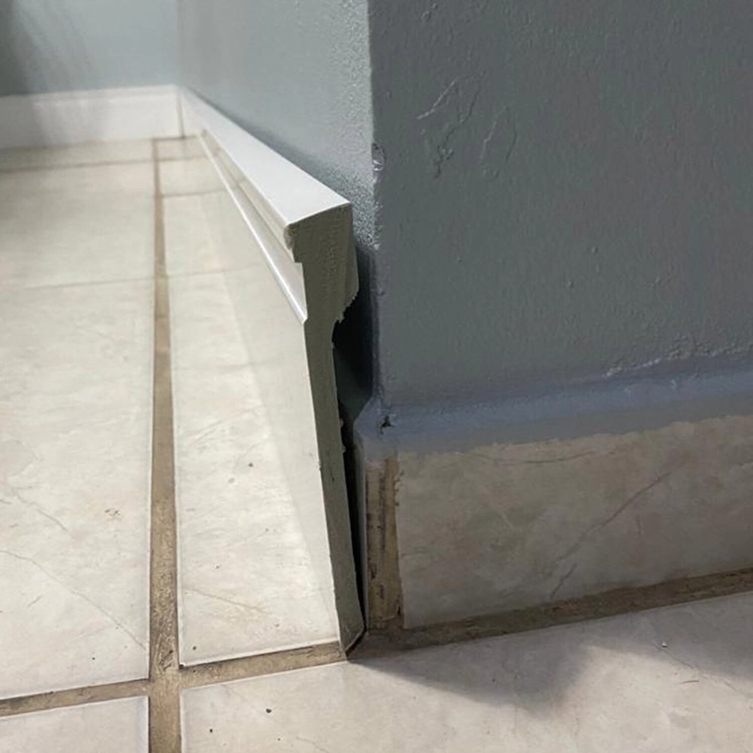 Rodapé Poliestireno Sobrepor Frisado Branco 12cm X 15mm X 2,4m Graddus - Caixa Com 2,4 M - Branco