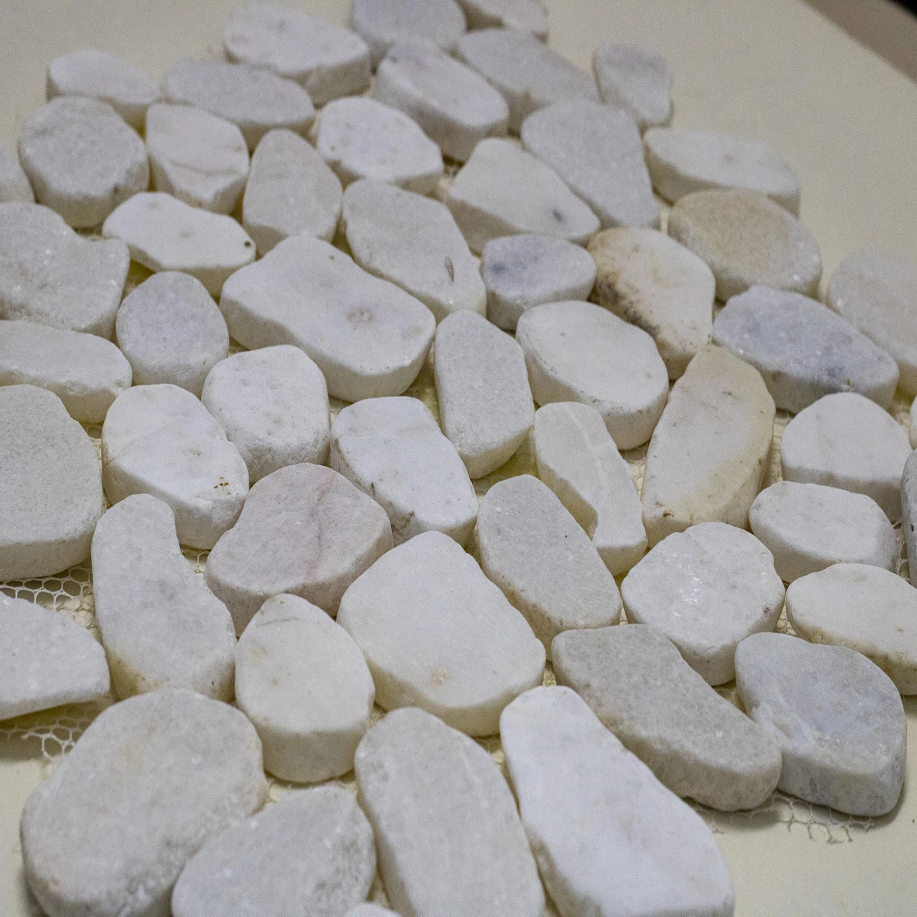 Mosaico Seixo SPZ49 Pedra Branca Puro Plano 30,5x30,5cm Glass Mosaic