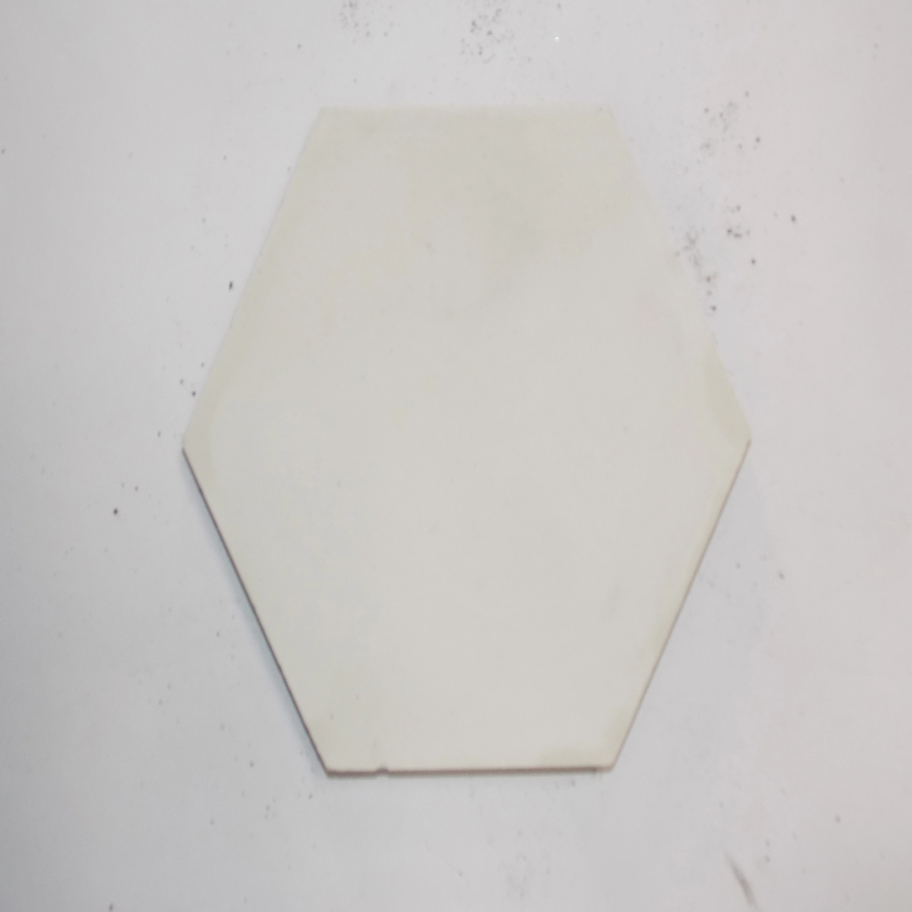 Ladrilho Hidráulico Hexagonal Liso Branco 18x21cm Oficina Yby